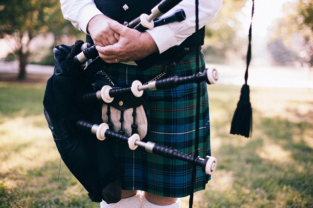 Man in kilt holding bagpipes